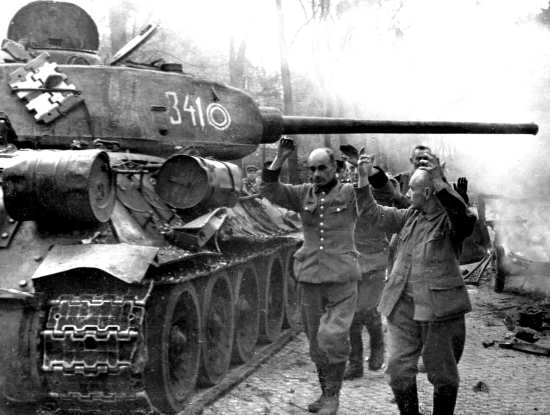Советские танки уже стучались в бункер Гитлера, когда им приказали отступить. Эксперт-историк отвечает почему (2021)